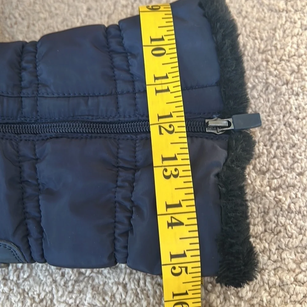 Easy Spirit SZ 9M dark blue faux fur lined water resistant ankle boots.